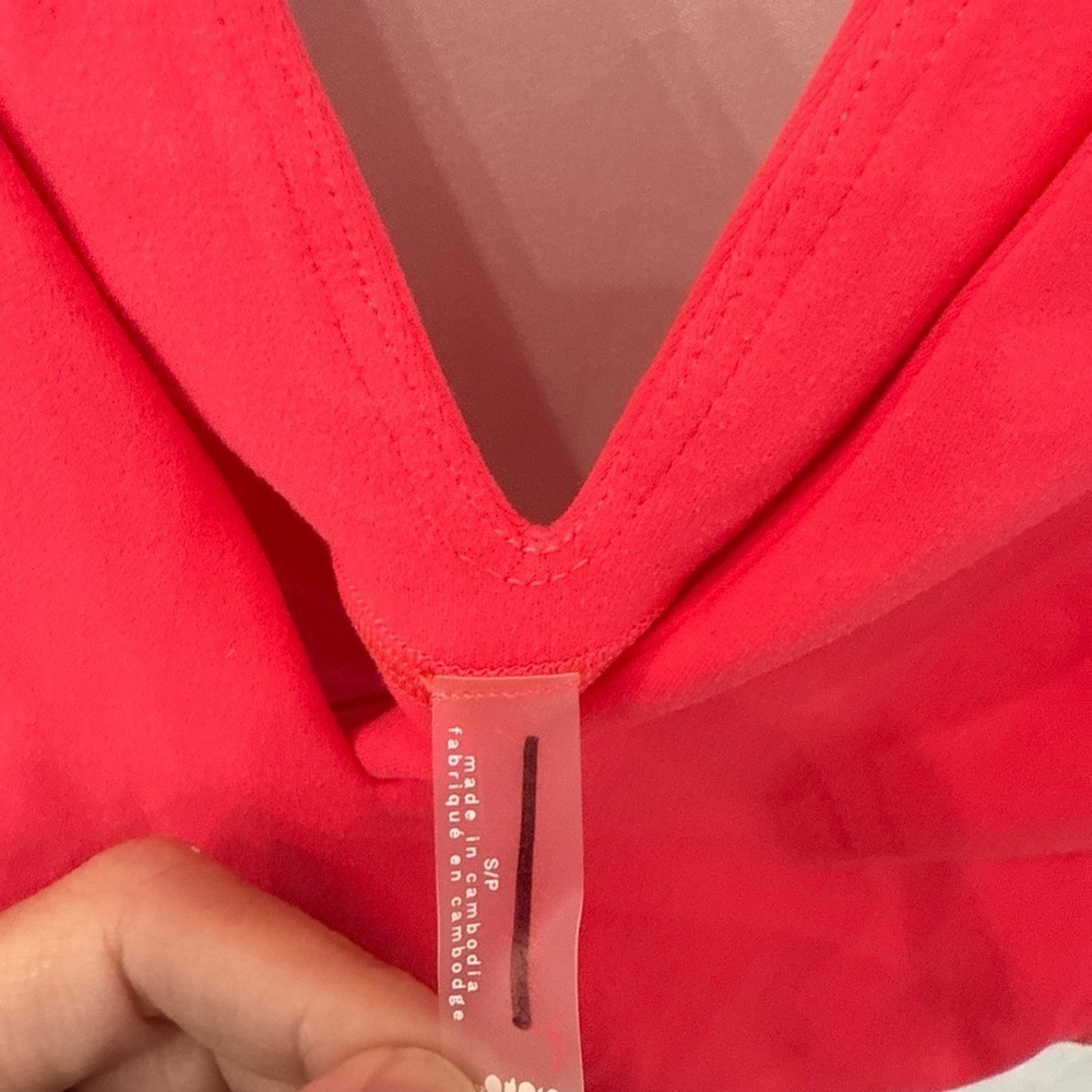 Free people movement Women's coral V-Neck sports bra NWOT sz small - Picture 3 of 3